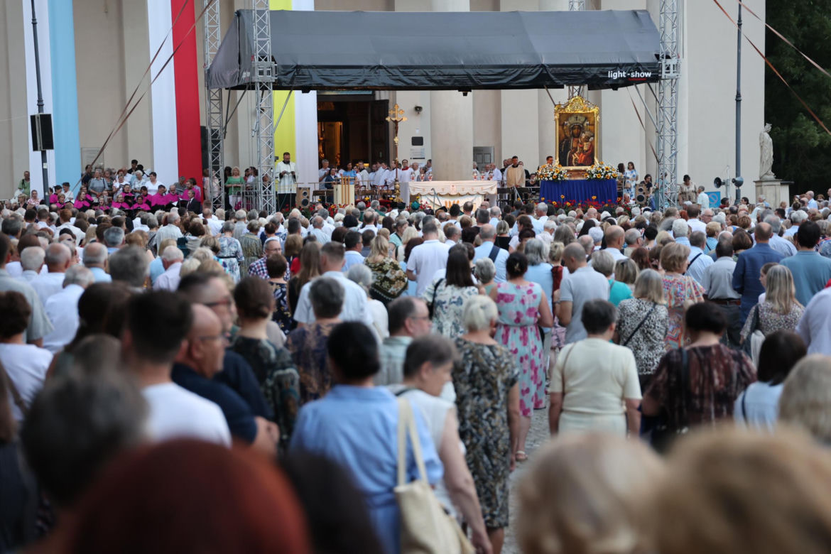76. rocznica Cudu Lubelskiego. Procesja różańcowa w centrum Lublina
