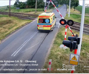 Karetka utknęła między rogatkami tuż przed nadjeżdżającym pociągiem