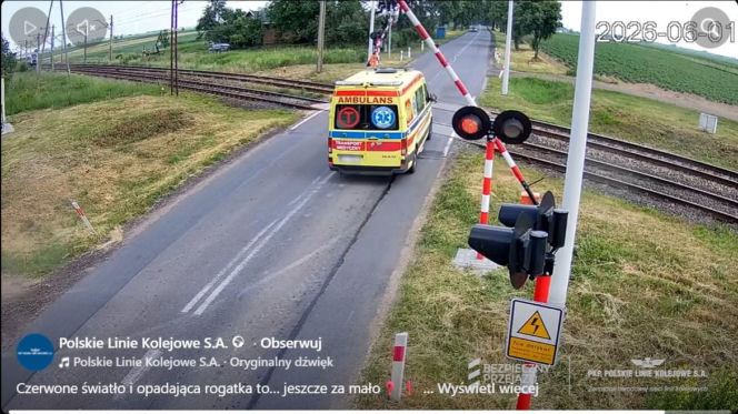 Karetka utknęła między rogatkami tuż przed nadjeżdżającym pociągiem