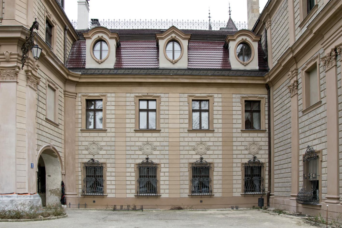 Metamorfoza Zamku w Mosznej. Z sanatorium w bajkowy hotel - tak przez lata zmieniał się jeden z najbardziej czarujących budynków w Polsce
