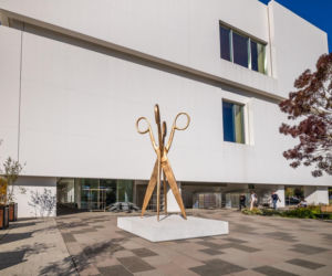 „Sobowtórka” - monumentalne, złote nożyce autorstwa VALIE EXPORT stanęły przed Muzeum Sztuki Nowoczesnej