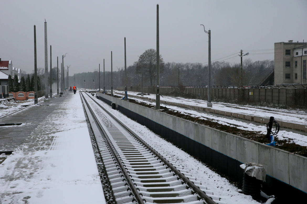Kolej do Zegrza opóźniona. Wykonawca czeka na specjalną włókninę 