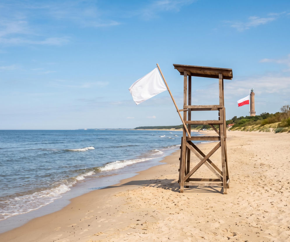 Biała flaga na wieży ratowniczej na plaży w Świnoujściu. O bezpieczeństwie w Bałtyku przeczytasz na SE Szczecin.