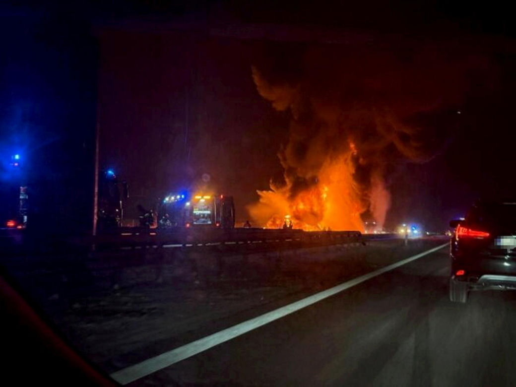 Łódzkie. Pożar samochodu ciężarowego na A2 [ZDJĘCIA].