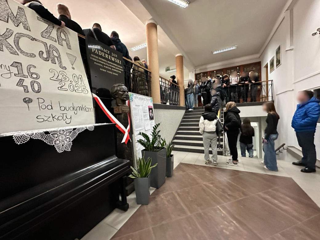 Bunt uczniów w Sulejówku po zwolnieniu dyrektorki. Otoczyli burmistrza, ktoś rozpylił gaz pieprzowy