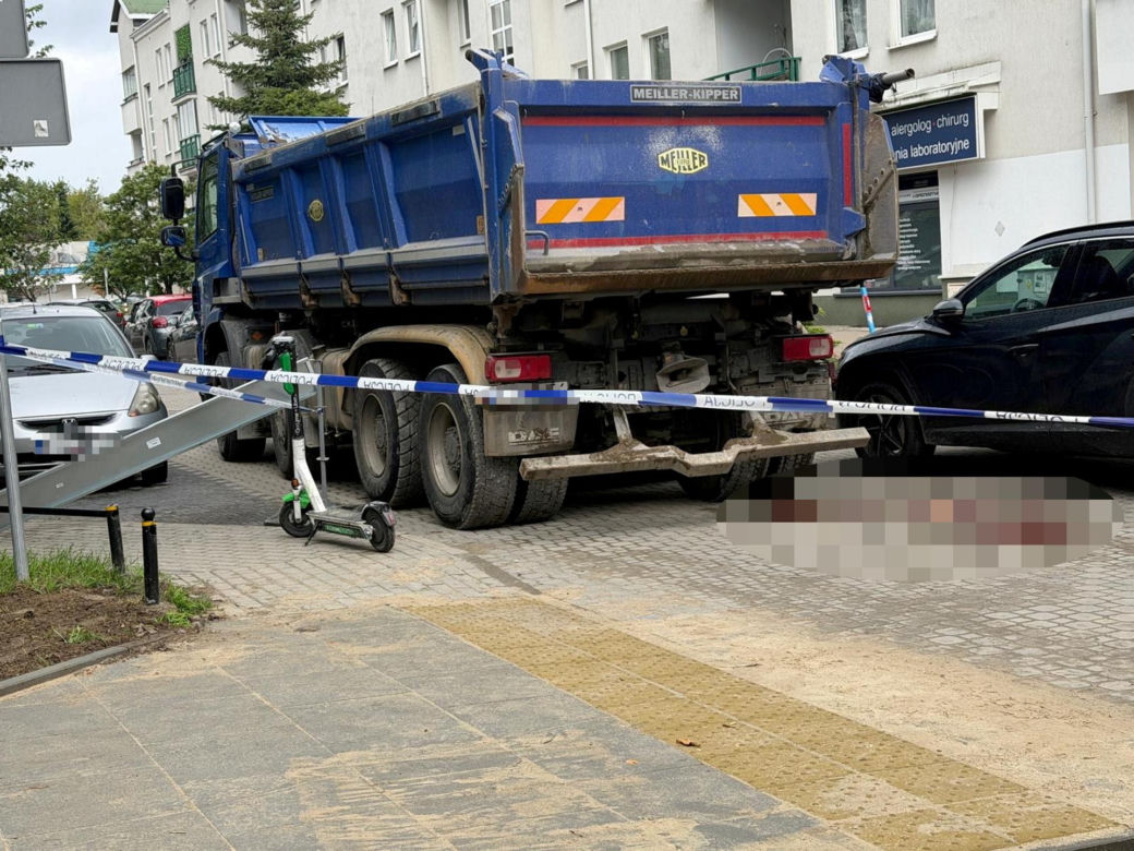 84-latka pod kołami ciężarówki w Warszawie. Dramatyczna walka o życie