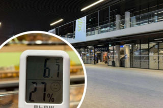 Pasażerowie sopockiego dworca uciekają do pociągów. Na termometrze tylko 6 stopni! Obsługuję klientów w kurtce [GALERIA]