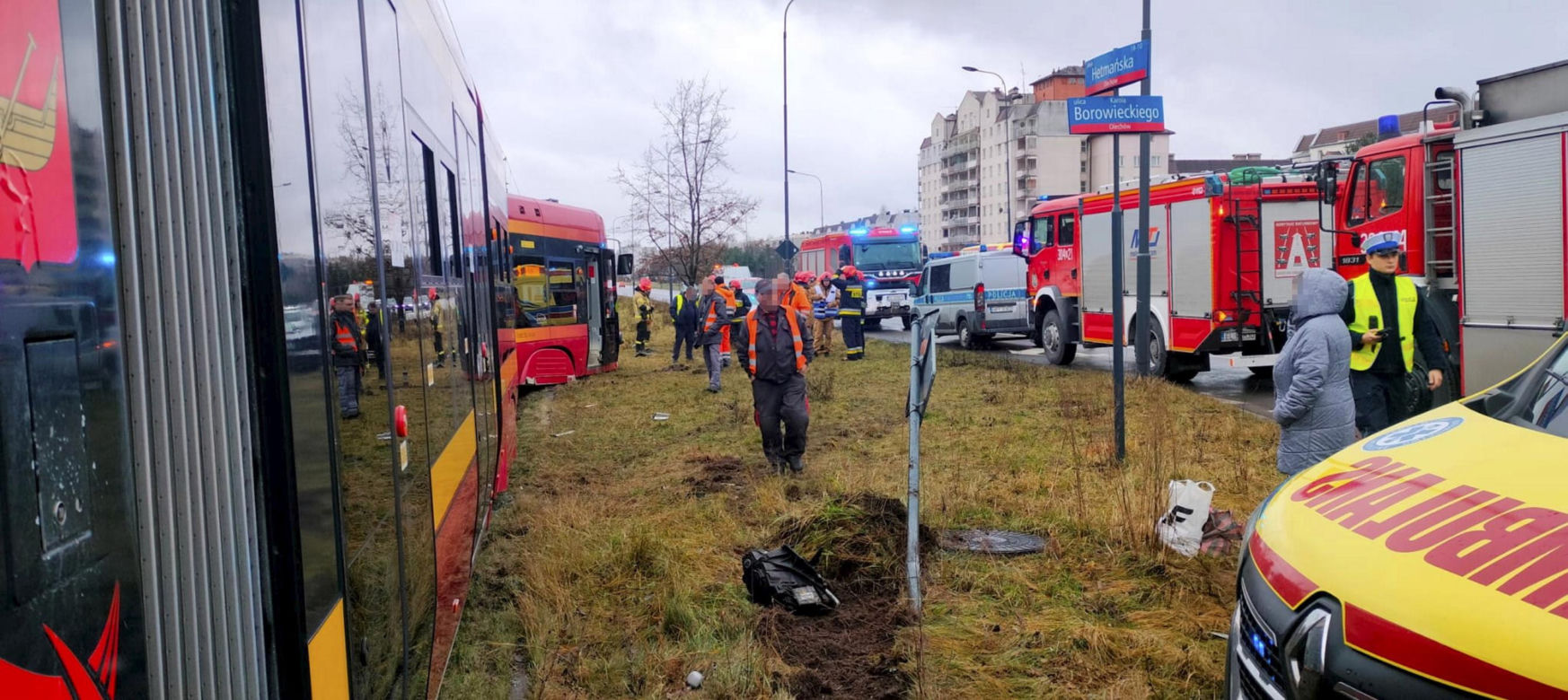Koszmarny wypadek w Łodzi. Tramwaj i osobówka zderzyły się na Hetmańskiej [ZDJĘCIA].
