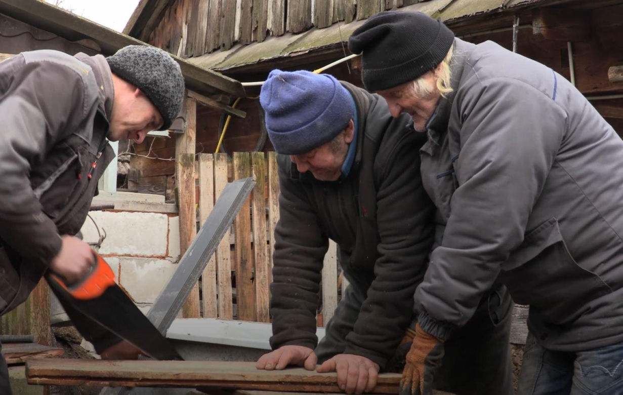 Rolnicy. Podlasie. Gienek i Sławek pomagają Paulinie zrobić pokrywę studni