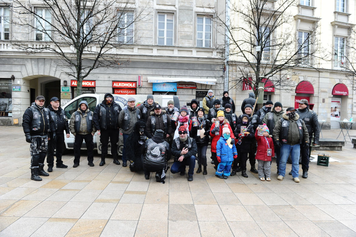 30. Finał WOŚP w Warszawie. Wolontariusze kwestują na ulicach, nie pokonała ich wichura