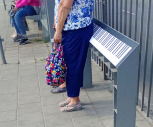 Muzyczne klimaty na przystanku tramwajowym w centrum Szczecina. Skąd wzięło się to nietypowe pianino? 