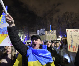 Warszawiacy murem za Ukrainą. Codziennie na protestach dziesiątki tysięcy ludzi