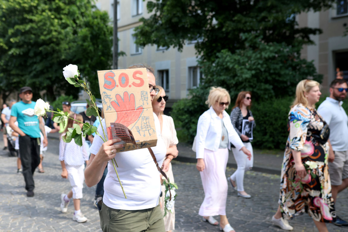 Pan Artur płakał w tracie białego marszu w Częstochowie. "Kamilek śni mi się po nocach"