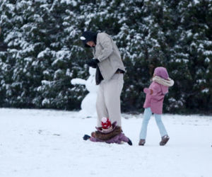 Maciej Pela zabrał córeczki na sanki