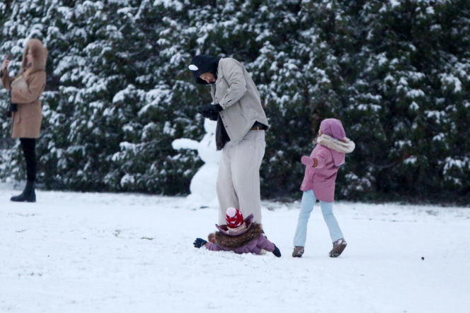 Maciej Pela zabrał córeczki na sanki
