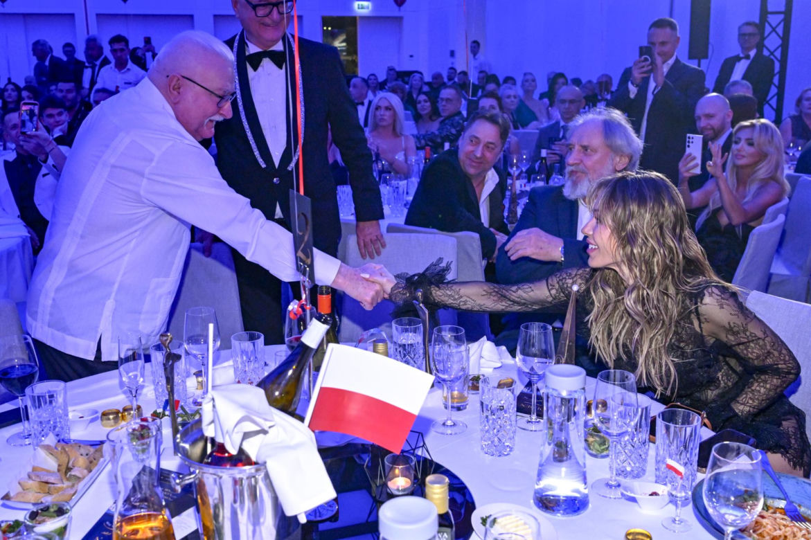 Co za kontrast! Doda w skąpej stylizacji przy stole z Wałęsą. Artystka odsłoniła pośladki