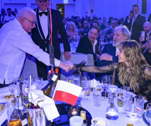 Co za kontrast! Doda w skąpej stylizacji przy stole z Wałęsą. Artystka odsłoniła pośladki