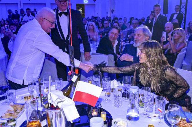 Co za kontrast! Doda w skąpej stylizacji przy stole z Wałęsą. Artystka odsłoniła pośladki