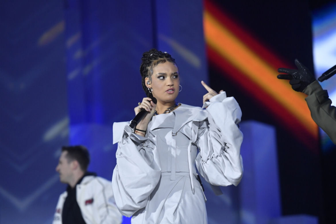 Black Eyed Peas z tęczowymi opaskami na scenie Sylwestra Marzeń. Ważny gest 