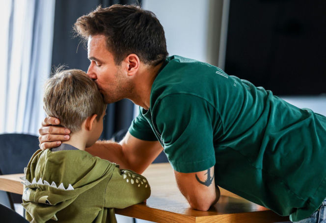 "Szpital św. Anny", odcinek 95: Maciek ma problemy wychowawcze z synem Olkiem. Chłopiec staje się agresywny w szkole i zakłóca lekcje