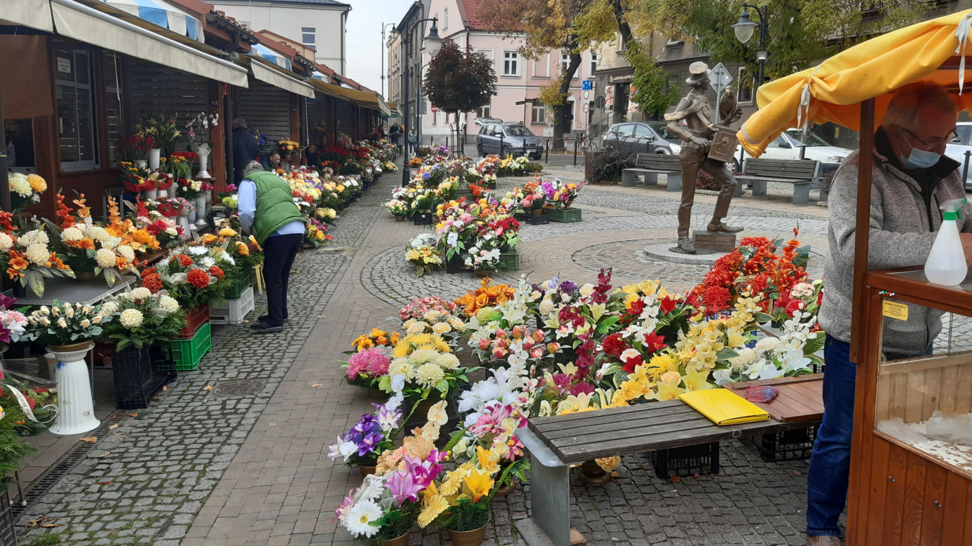 Znicze i kwiaty - sprzedawcy liczą straty