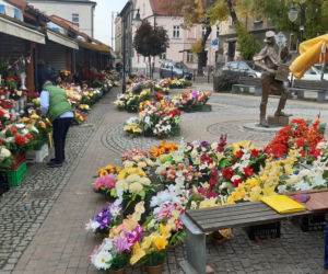 Znicze i kwiaty - sprzedawcy liczą straty