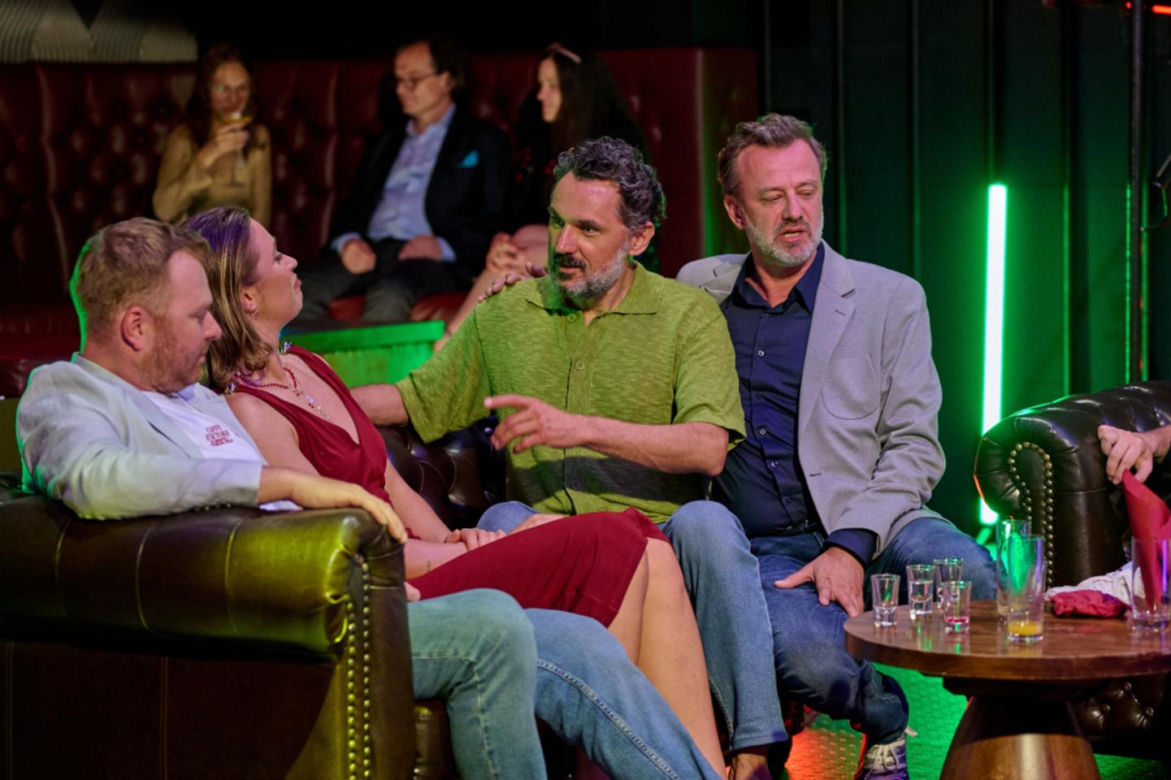 Na Wspólnej, odcinek 4085. Smolny (Łukasz Konopka), Daniel (Michał Tomala), pracownica (Klaudia Kulinicz), Adrian Baliszewski (Piotr Jankowski)