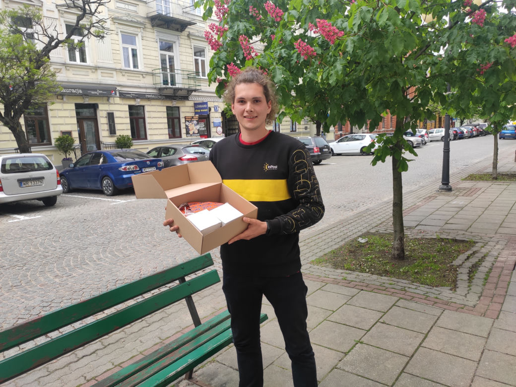 Wiktor, kurier rozwożący paczki, który chciał zaskoczyć swoich kolegów
