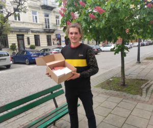 Wiktor, kurier rozwożący paczki, który chciał zaskoczyć swoich kolegów