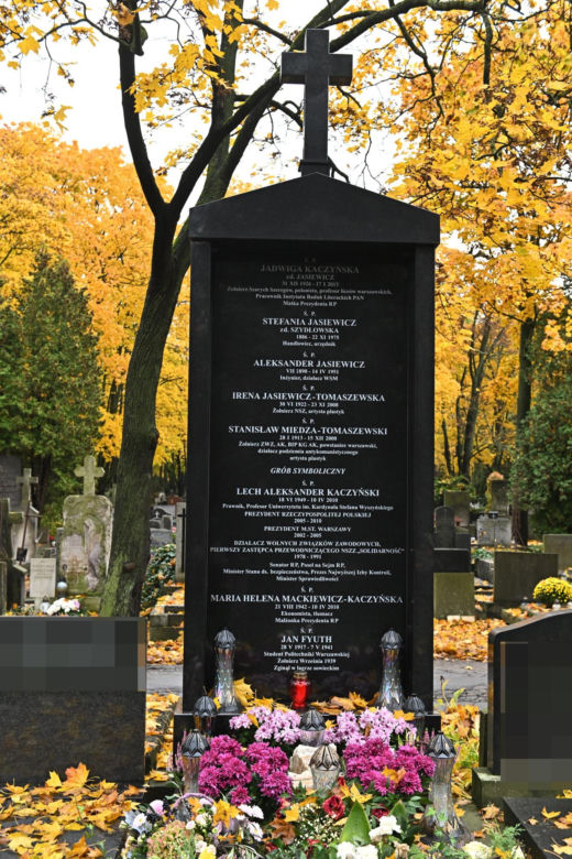 Grób Jadwigi Kaczyńskiej i symboliczny grób Lecha i Marii Kaczyńskich, ich bliskich