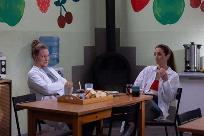 "Pierwsza miłość", odcinek 4173: Biały przygotowuje się do świętowania, nieświadomy, że Angelika toczy walkę o życie