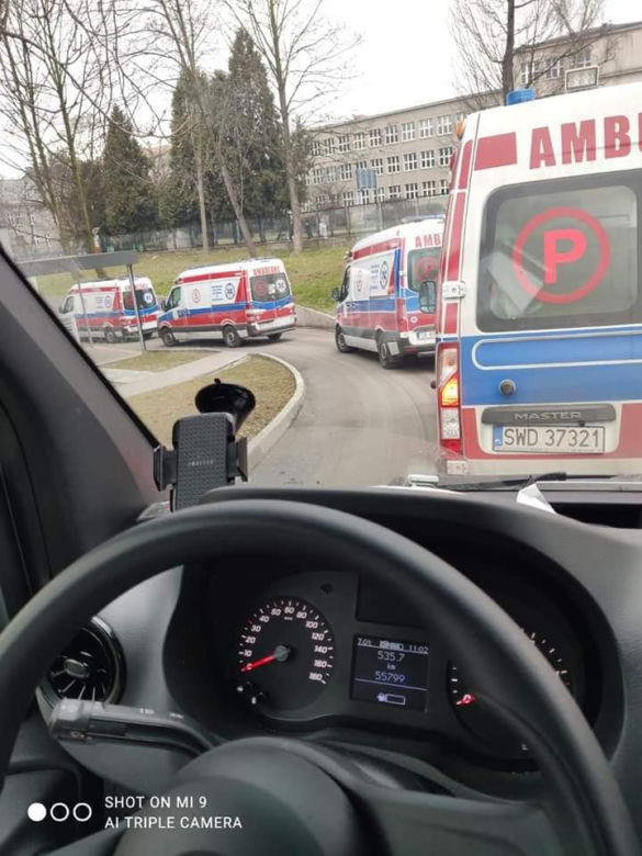 Tak wygląda kolejka karetek pod szpitalem w Zabrzu. Te zdjęcia budzą grozę wśród mieszkańców [GALERIA]