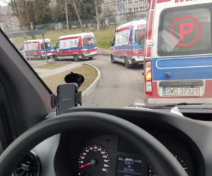 Tak wygląda kolejka karetek pod szpitalem w Zabrzu. Te zdjęcia budzą grozę wśród mieszkańców [GALERIA]