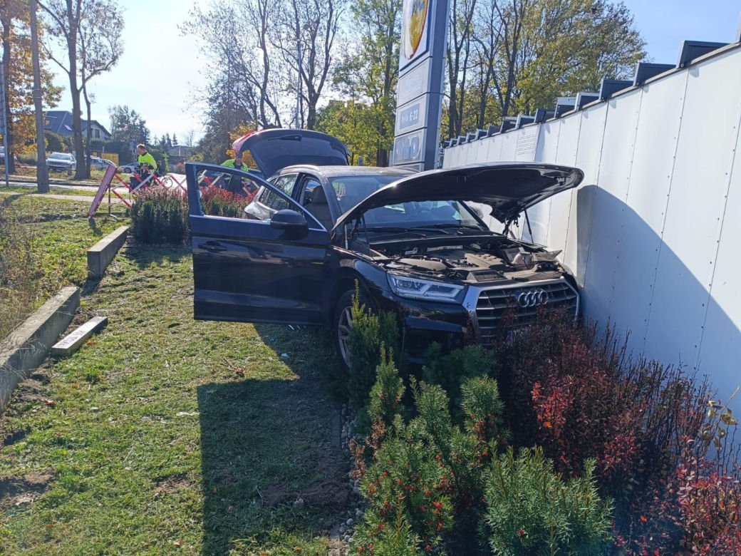 Puławy. Kierowca audi zasłabł i wjechał w paczkomat uszkadzając zawór gazu. Ewakuacja sklepu Lidl