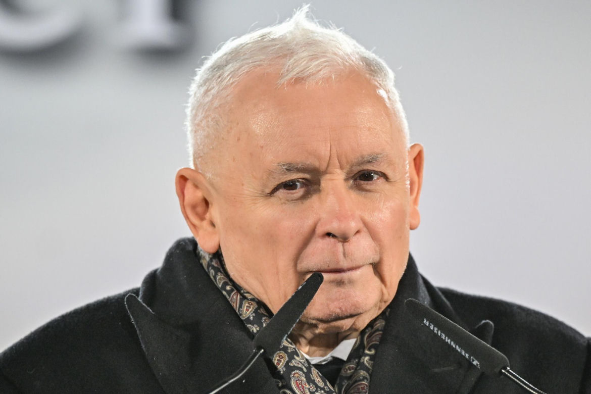 Kaczyński ściśnięty w tłoku pod pomnikiem smoleńskim