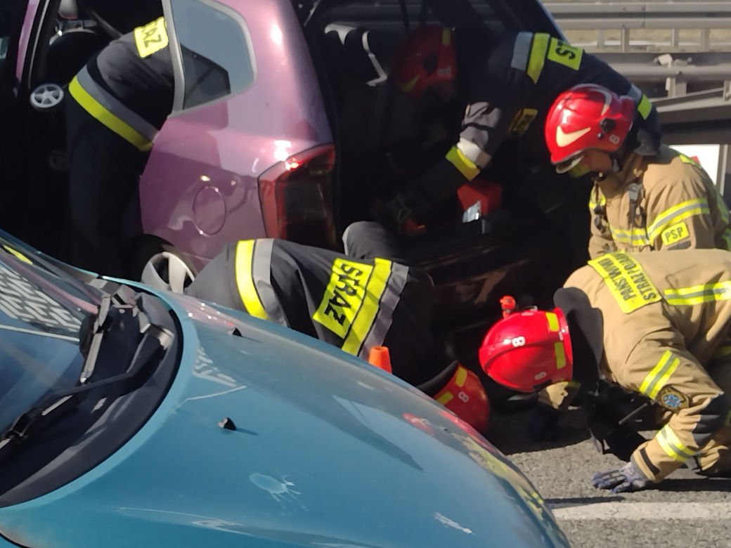 Auto zawisło na barierkach. Groźny wypadek na trasie Siekierkowskiej