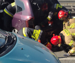 Auto zawisło na barierkach. Groźny wypadek na trasie Siekierkowskiej