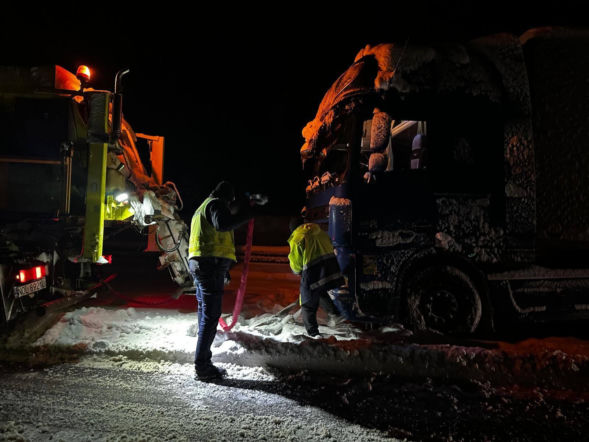 Zima uderzyła z pełną siłą! Chaos na S7, kierowcy utknęli na wiele godzin [RELACJA NA ŻYWO 31.12.2025]