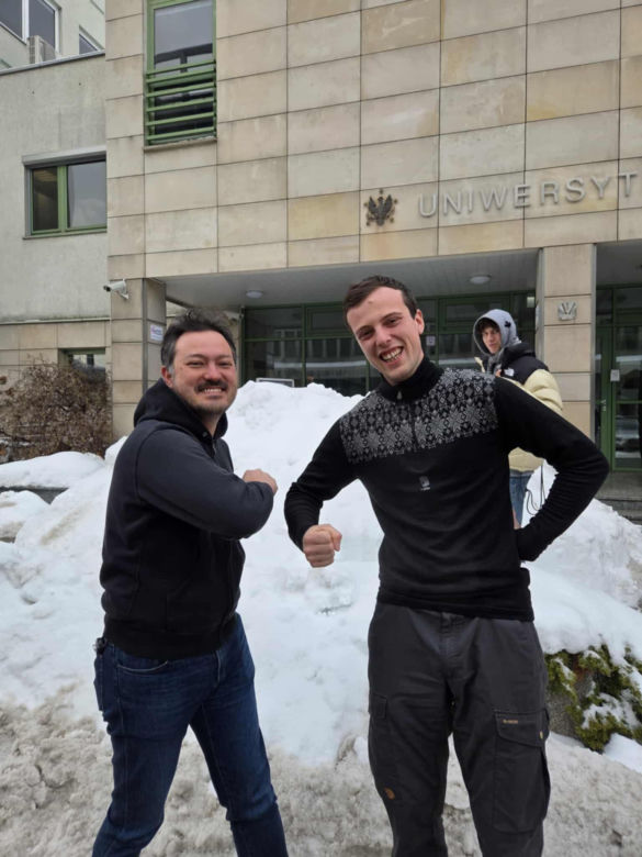Na zdjęciu pomysłodawca igloo Stanisław Świeżewski i i prodziekan ds studenckich Takao Ishikawa