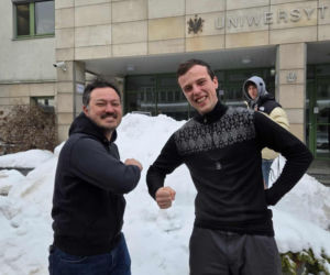 Na zdjęciu pomysłodawca igloo Stanisław Świeżewski i i prodziekan ds studenckich Takao Ishikawa