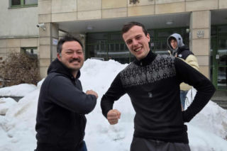 Na zdjęciu pomysłodawca igloo Stanisław Świeżewski i i prodziekan ds studenckich Takao Ishikawa