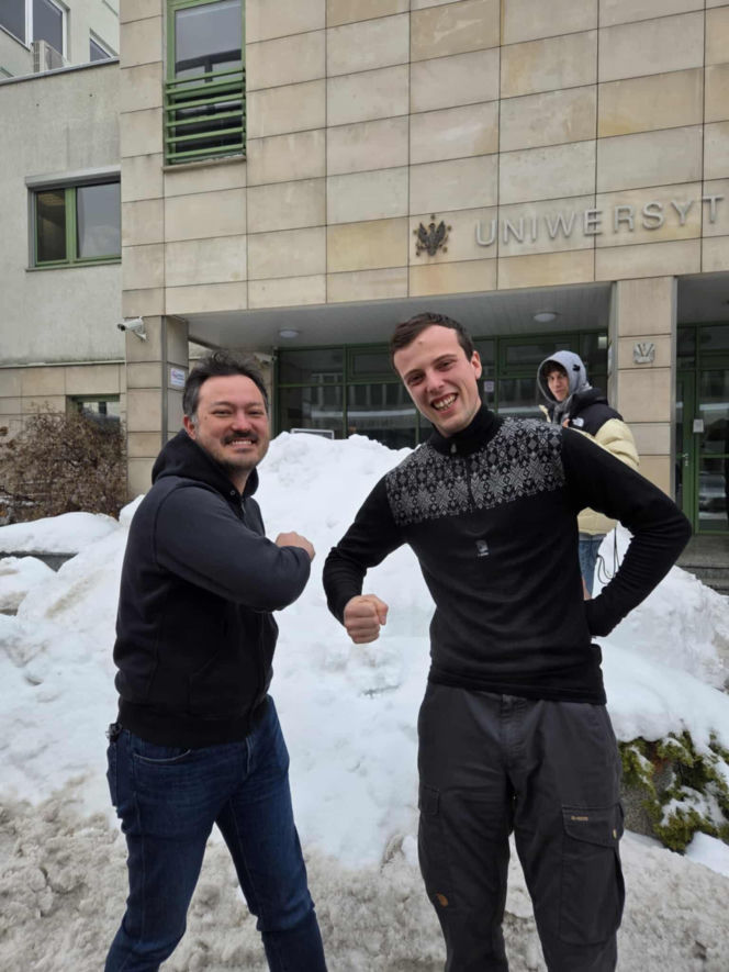 Na zdjęciu pomysłodawca igloo Stanisław Świeżewski i i prodziekan ds studenckich Takao Ishikawa