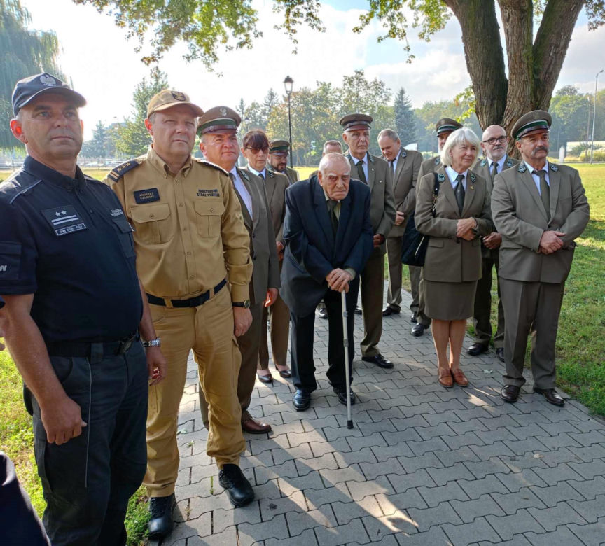 Trzy młode buki purpurowe na Skwerze Leśników Polskich wspólnie zasadzili pracownicy Nadleśnictwa Siedlce i Lasów Państwowych, władze miasta Siedlce i radni.