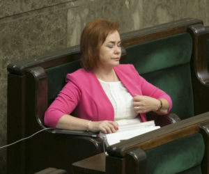 Lidia Gadek wietrzy stopy w Sejmie