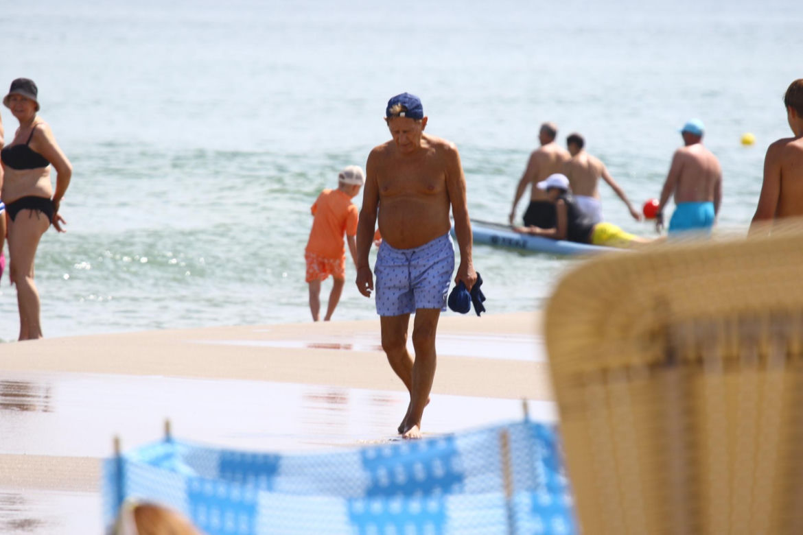 Smutny Englert samotni snuje się po plaży, Zona aktora wybrała zimną północ
