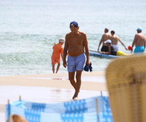 Smutny Englert samotni snuje się po plaży, Zona aktora wybrała zimną północ