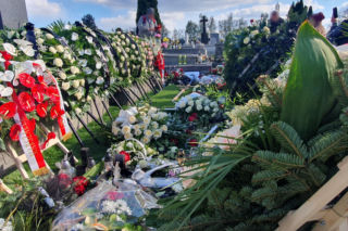 Obok niego spoczął poseł Łukasz Litewka. Kim był Aleksander Widera?