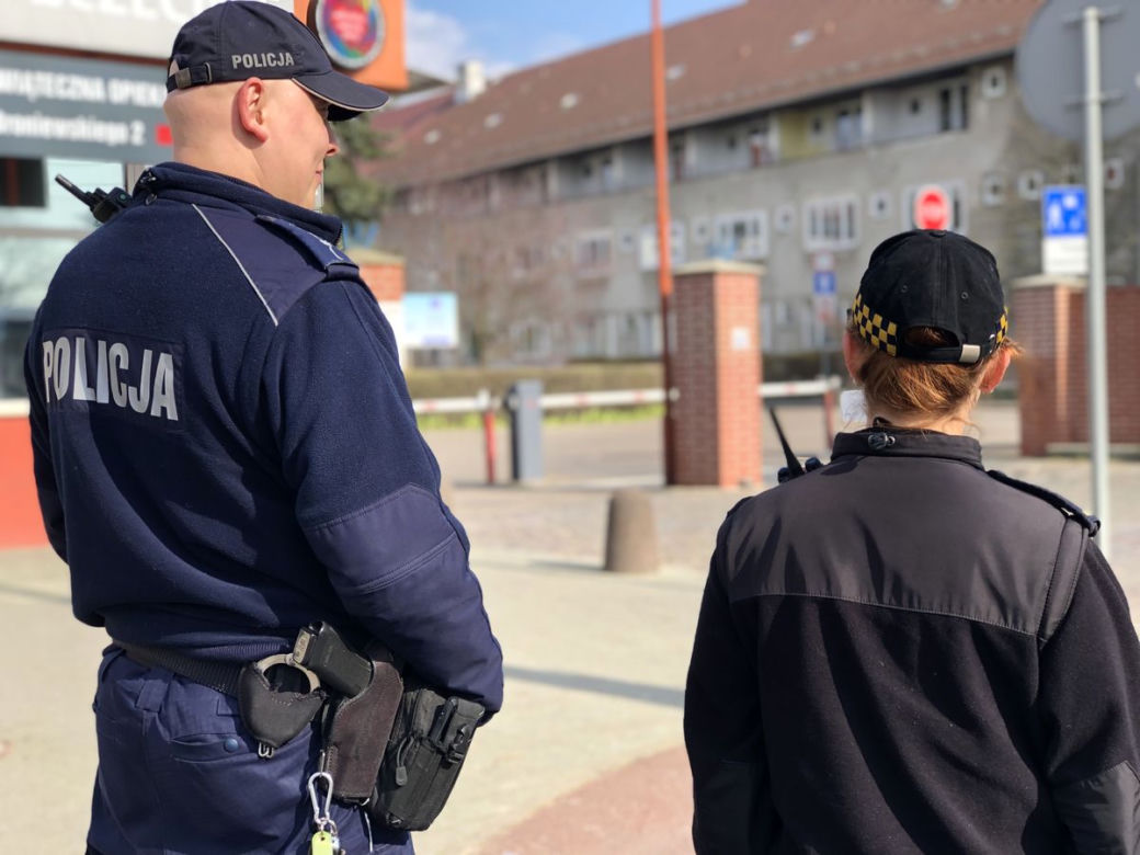 Szczecińscy policjanci kontrolują przestrzeganie kwarantanny