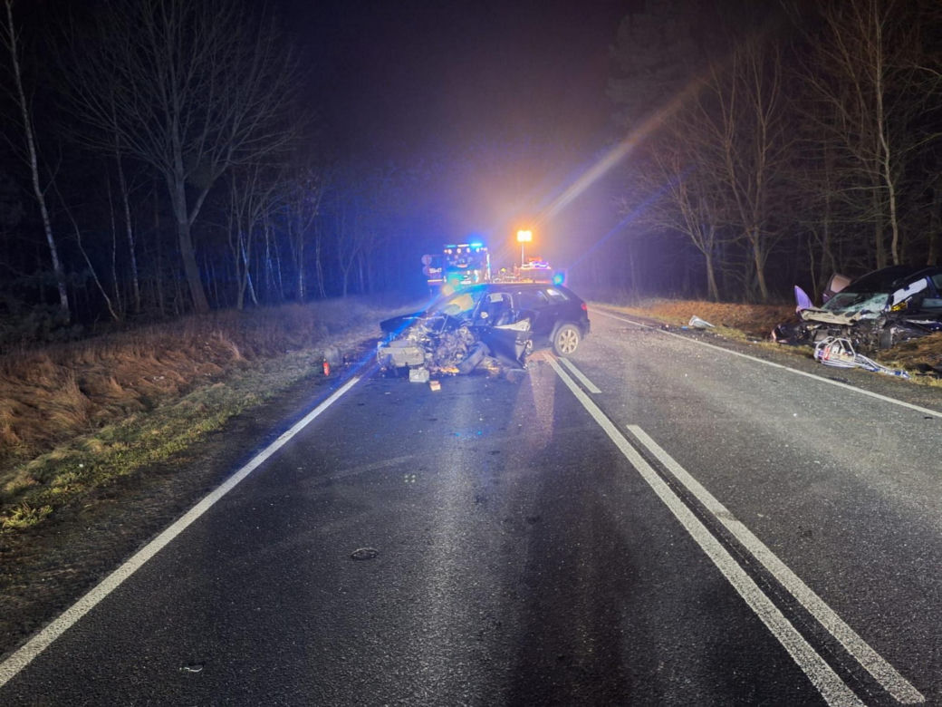 Śmiłowo. 41-latka ofiarą śmiertelnego wypadku. Trzy inne osoby ranne w zderzeniu audi i peugeota [ZDJĘCIA]