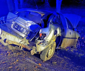 Wpadł w POŚLIZG i uderzył w drzewo! Poważny wypadek koło Gniezna